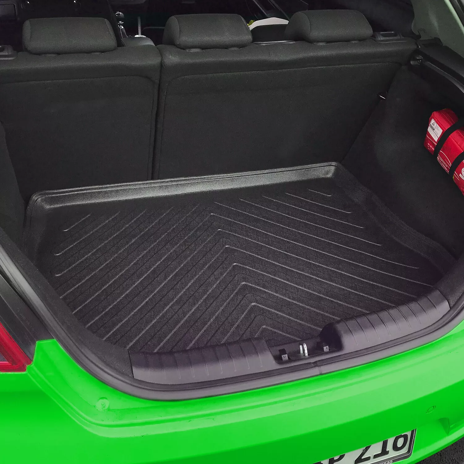 Kofferraumwanne DK im Auto Eine DK Kofferraumwanne in einem gruenen Auto liegend.