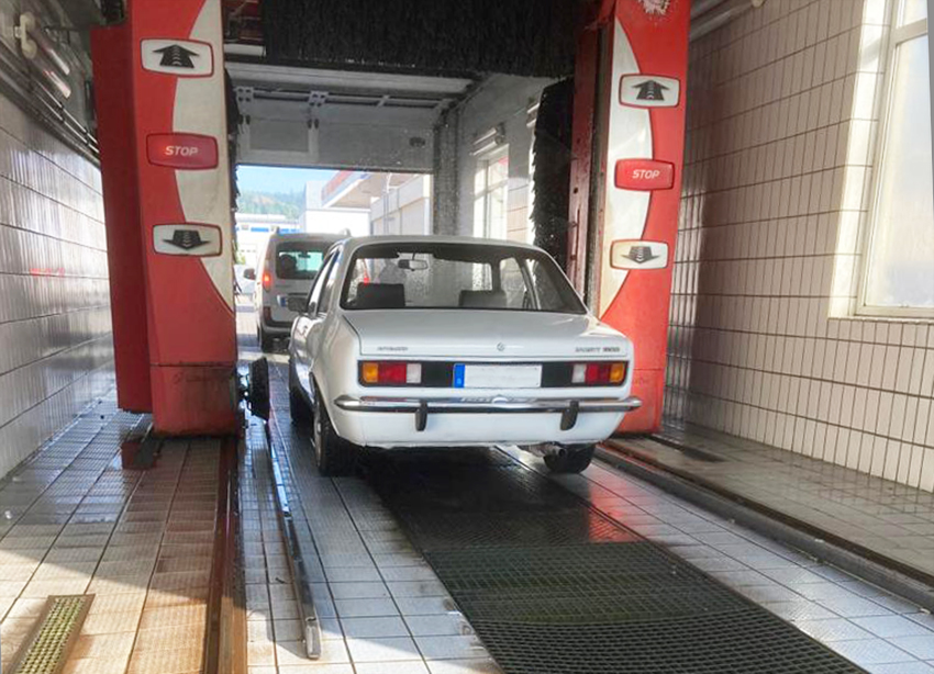 Opel_Kadett_C_in_der_Waschanlage Ein weisser Opel Kadett C in der Waschanlage.