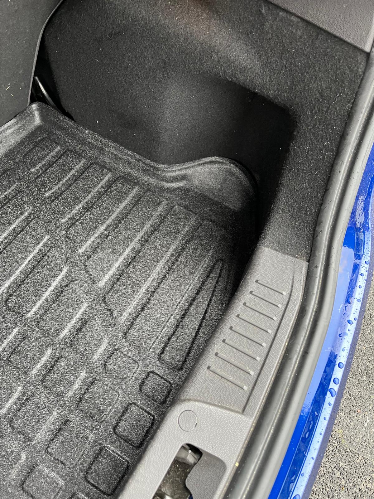 1 -Kofferraum eines Fiesta JA8. 1 Der Kofferraum eines Fiesta JA8. 1