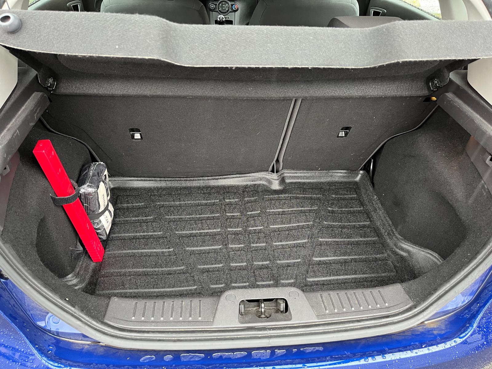 Kofferraum eines Fiesta JA8. Der Kofferraum eines Fiesta JA8. 1