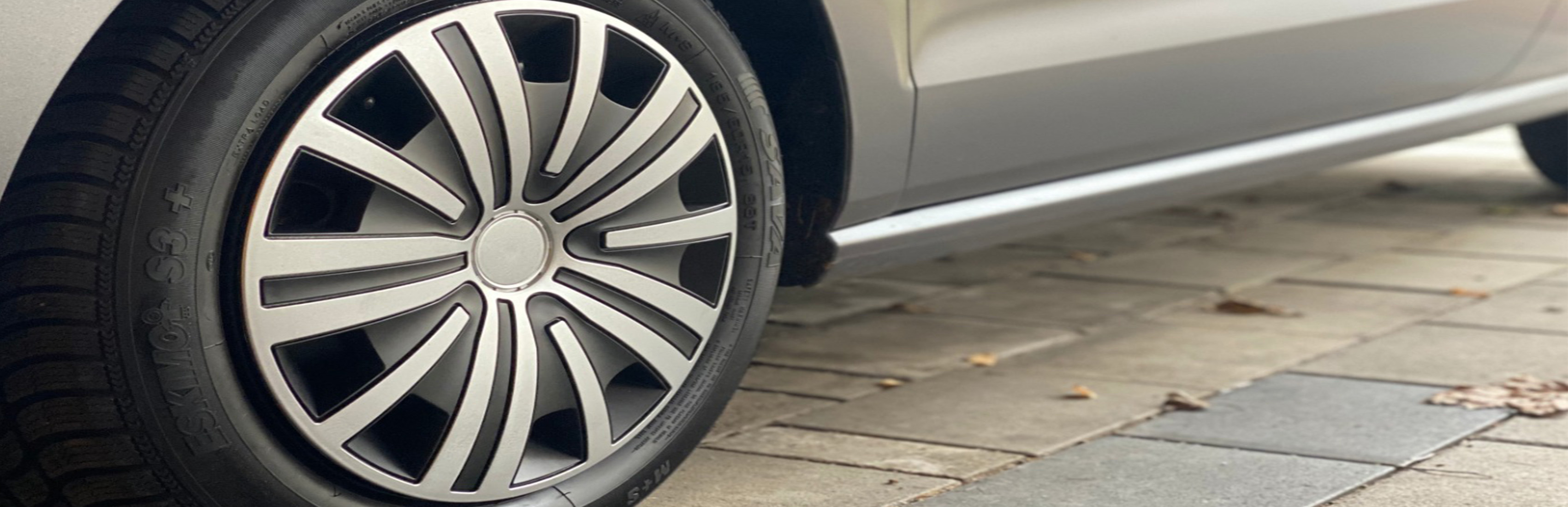 Radkappen-Banner Eine Radkappe RKK17 auf einem Auto seitlich zu sehen.